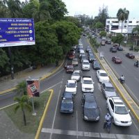 Sectores encontrados por disposición de alcaldía de Santiago; quitan de la valla nombre de una empresa