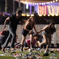Terror en Las Vegas: un atacante disparó desde el piso 32 de hotel, mata al menos 20, por lo menos 100 heridos