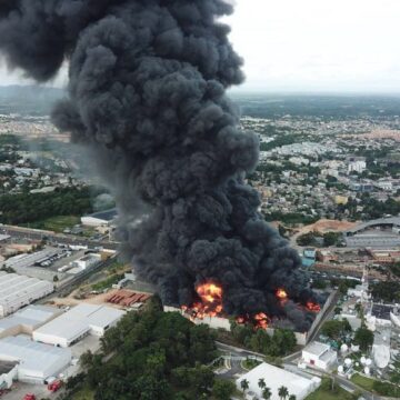 Un incendio de grandes magnitudes en el KM 13 de la Carretera Duarte, en los almacenes de la Tienda #PlazaLama 1 de 4 | Vía @RamonANunezM