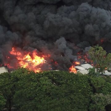 Un incendio de grandes magnitudes en el KM 13 de la Carretera Duarte, en los almacenes de la Tienda #PlazaLama 2 de 4 | Vía @RamonANunezM