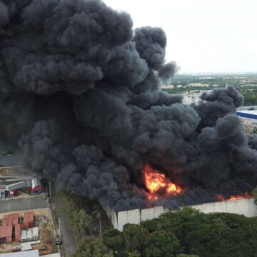 Un incendio de grandes magnitudes en el KM 13 de la Carretera Duarte, en los almacenes de la Tienda #PlazaLama 3 de 4 | Vía @RamonANunezM