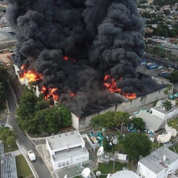 Un incendio de grandes magnitudes en el KM 13 de la Carretera Duarte, en los almacenes de la Tienda #PlazaLama 4 de 4 | Vía @RamonANunezM
