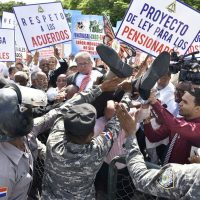 Waldo trata de entrar a la fuerza al Ministerio de Salud tras manifestación