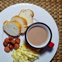 Pan con chocolate caliente, huevos al tomillo y salchichas | Chef Juli
