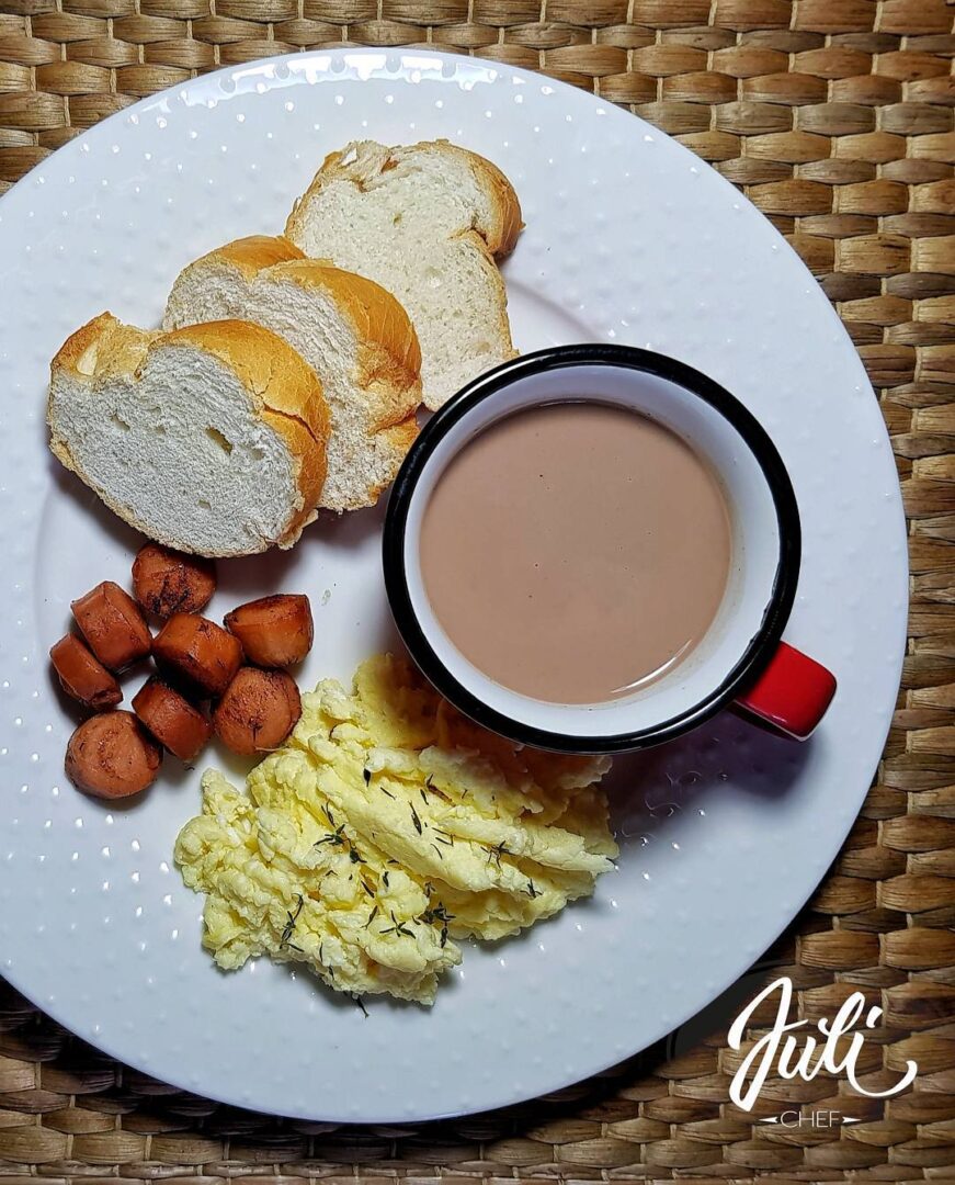 Pan con chocolate caliente, huevos al tomillo y salchichas | Chef Juli