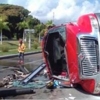 Seis bomberos heridos al volcarse camión cuando iban a cubrir simulacro de emergencia del 911