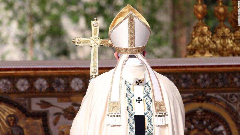 El papa dice que quien rechaza a los homosexuales "no tiene corazón humano"
