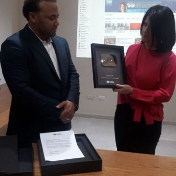 Alicia Ortega recibe Botón de Plata otorgado por la plataforma #YouTube a #NoticiasSIN, primer medio informativo en el país en recibirlo