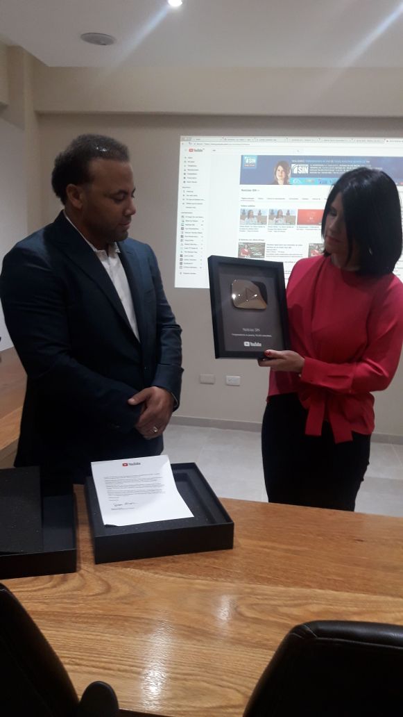 Alicia Ortega recibe Botón de Plata otorgado por la plataforma #YouTube a #NoticiasSIN, primer medio informativo en el país en recibirlo