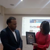 Alicia Ortega recibe Botón de Plata otorgado por la plataforma #YouTube a #NoticiasSIN, primer medio informativo en el país en recibirlo