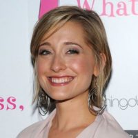 Allison Mack, actriz de la serie Smallville, es acusada de tráfico sexual y de reclutar a mujeres para secta