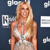 Britney Spears se une a las artistas vestidas por Giannina Azar