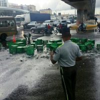 Camión cargado de huacales de cerveza se accidenta en la Kennedy; caos en el tránsito