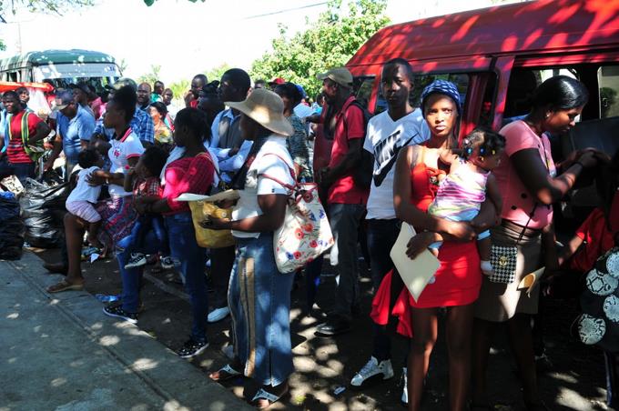 Extranjeros duran hasta 36 horas en filas para renovar carnets regularización