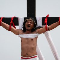 Clavados en la cruz cual Jesucristo, la fe llevada al extremo en Filipinas