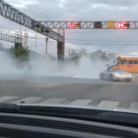 Conductor arriesga su vida al hacer maniobra en Bávaro