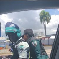 Mire lo que le dijo un agente de la Digesett a mujer que le reprochó por casco protector