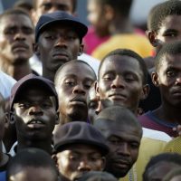 Con una marcha cientos de haitianos exigen la liberación de los policías encarcelados