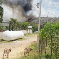 Humo se extiende por varios kilómetros de Duquesa