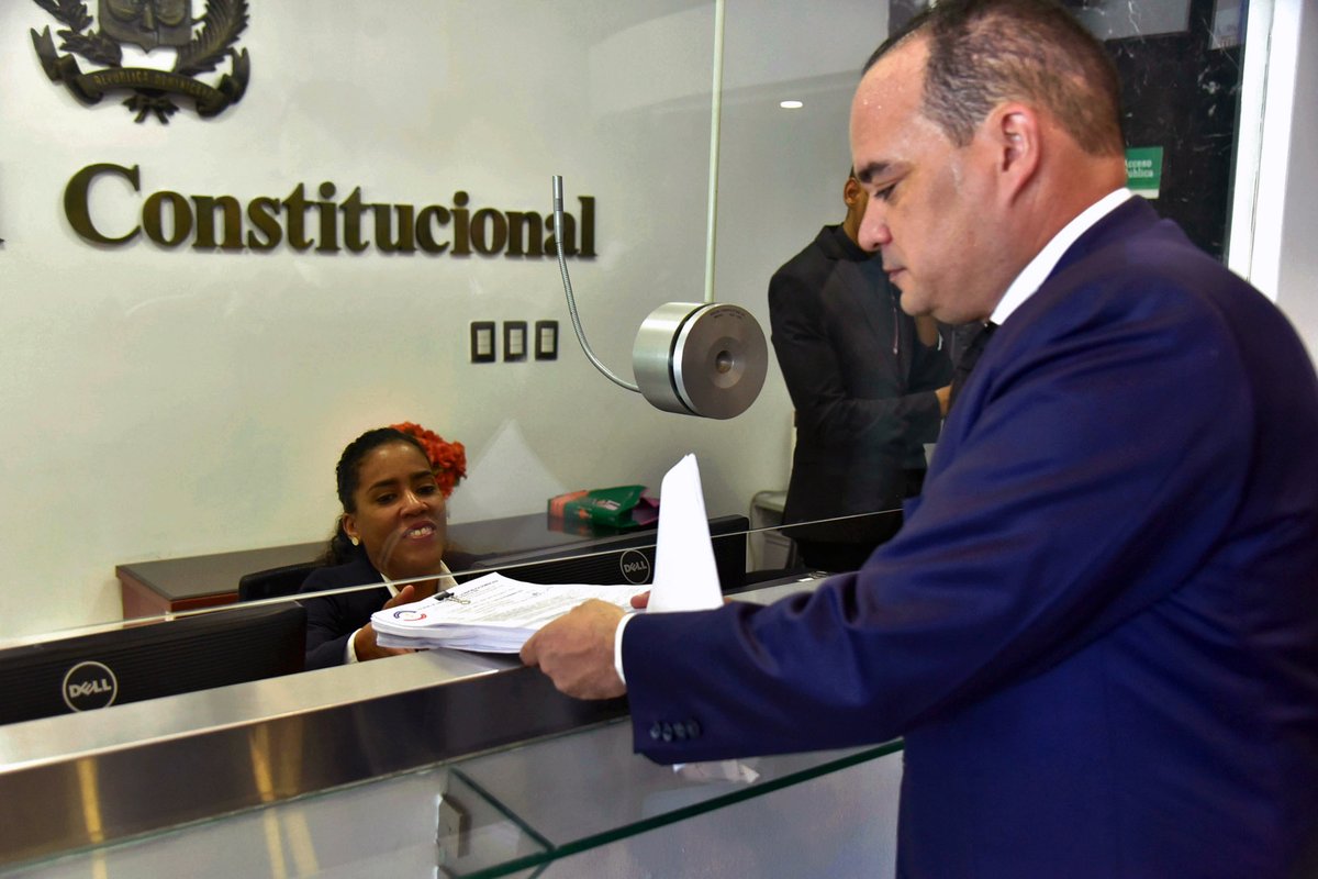 Recurso contra Ley de Lavado enfrenta al Colegio de Notarios y al de Abogados