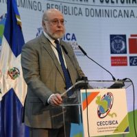 Ministro de Cultura dice es una vergüenza que un empleado gane 8 mil pesos