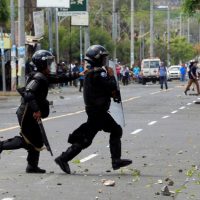 Se elevan a 27 los muertos, según ONG y continúan los saqueos en Nicaragua