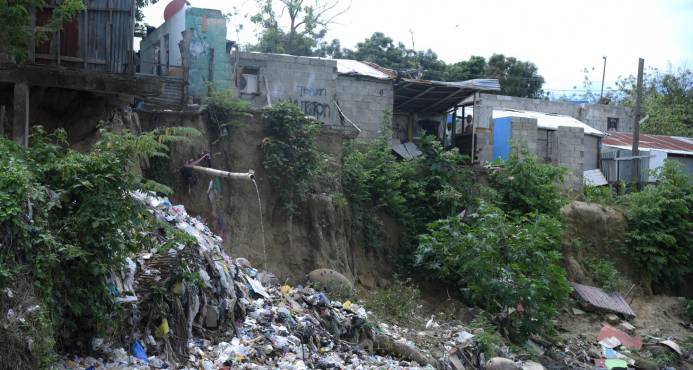 Decenas familias viven en peligro en zonas vulnerables Santiago; Unas 30 viviendas han colapsado en los últimos meses