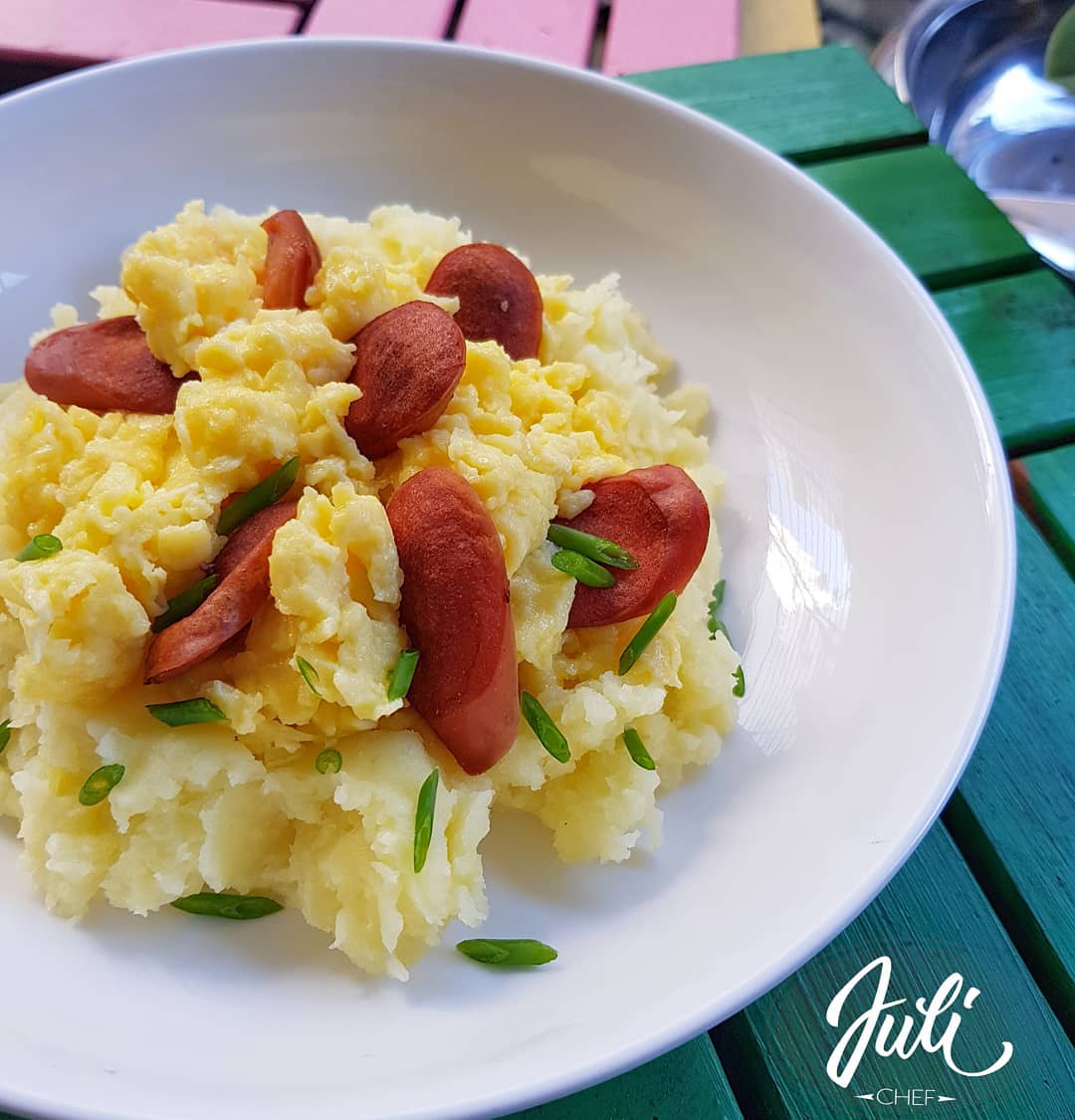 Pure de papas y huevos revueltos con salchichas – Chef Juli