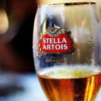 Stella Artois retira cervezas en República Dominicana por falla en botella