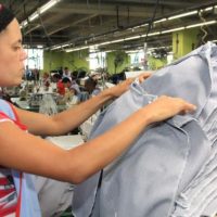 Textileros denuncian que Educación pagará más caro los “poloshirts” importados que los criollos