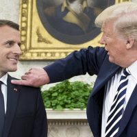 Trump le quita la caspa del hombro a Macron en un extraño gesto de amistad