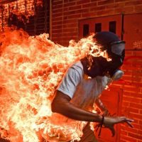 Venezolano Ronaldo Schemidt gana el World Press Photo 2018 con una foto de las protestas contra Maduro