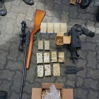 Aduanas descubre 4, 263 armas, entre ellas un fusil de asalto, en envíos a través de empresas “mudanceras”