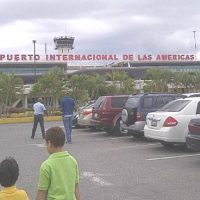 Asaltan a cuatro personas en parqueo del aeropuerto Las Américas y les llevan dólares, joyas y bebidas