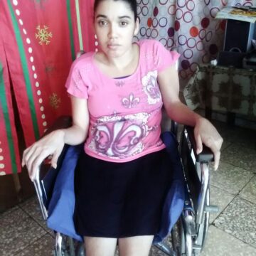 La señora Carmen Mercado solicita silla de ruedas