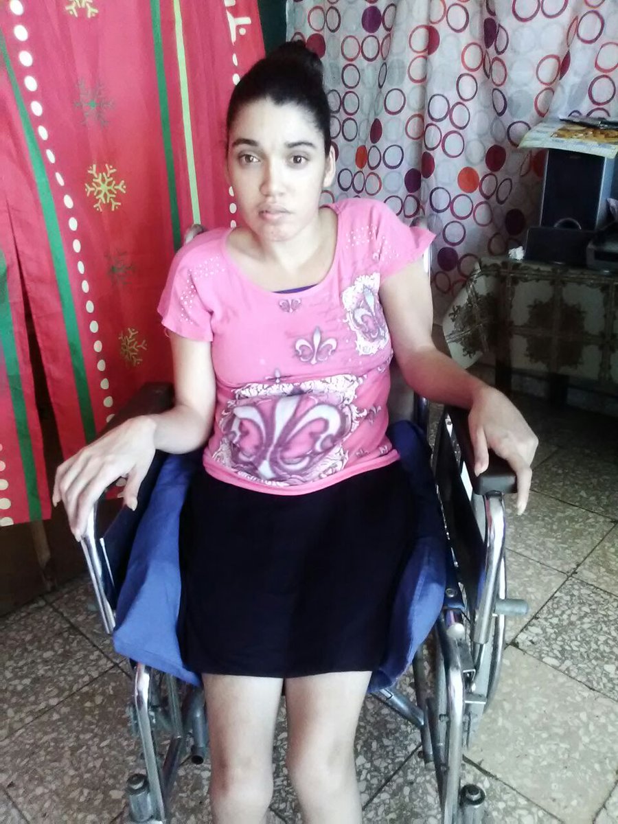 La señora Carmen Mercado solicita silla de ruedas