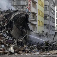 Edificio de Sao Paulo ocupado por sin techo colapsa tras incendio y deja un muerto