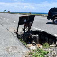 Hoyo pone en peligro la vida de conductores en la autopista 30 de Mayo