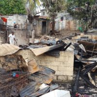 Familias que perdieron sus casas por un incendio en Cancino Adentro esperan INVI cumpla promesa