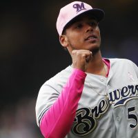 El mocano Freddy Peralta hace brotar lágrimas y establece récord para novatos de Milwaukee