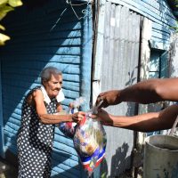 Plan Social asiste afectados por inundaciones recientes en San Cristóbal