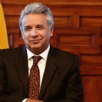 Presidente de Ecuador pide renuncia a todos los ministros