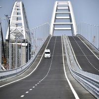 Putin inaugura un puente que une Rusia a Crimea al volante de un camión