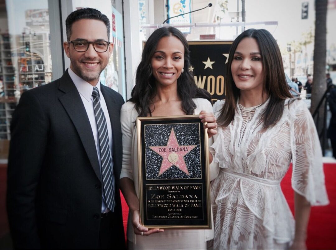 Zoe Saldaña tras recibir su estrella en el Paseo de la Fama Hollywood
