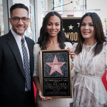 Zoe Saldaña tras recibir su estrella en el Paseo de la Fama Hollywood