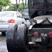 Vehículos pesados circulan con gomas “remendadas” o gastadas