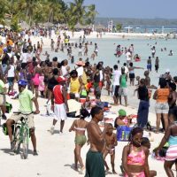 Miles de bañistas abarrotan playas de Puerto Plata en asueto de Semana Santa