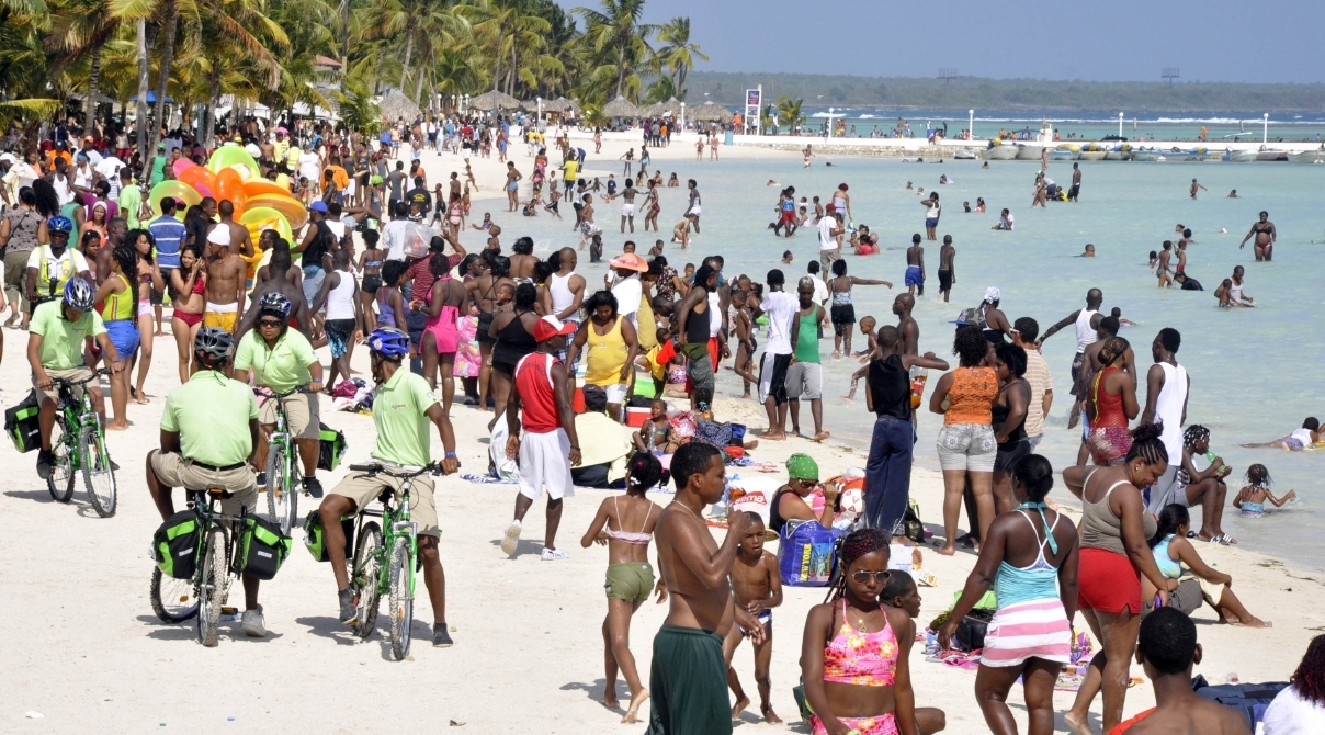 Miles de bañistas abarrotan playas de Puerto Plata en asueto de Semana Santa
