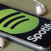 Spotify permite a los artistas subir su propia música a la plataforma, sin intermediarios