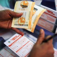 Fiebre de lotería: Premio mayor de Mega Millions es de más de $400 millones